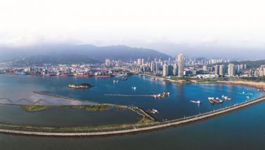 暴雨中,你指挥交通的身影很美